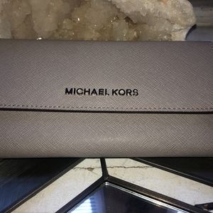Michael Kors Pearl Grey Jet Set Travel LG Trifold